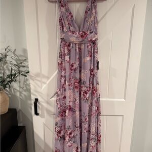 LULUS floral maxi dress. NEW WITH TAGS. Perfect for a wedding guest💜